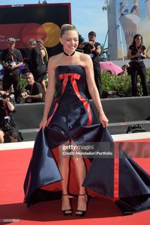 Amanda Seyfried feet photo thumbnail