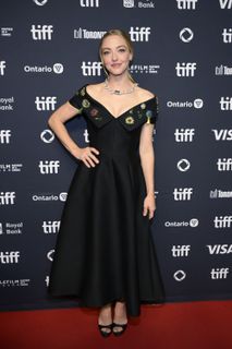 Amanda Seyfried feet photo thumbnail