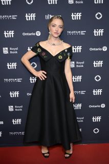 Amanda Seyfried feet photo thumbnail