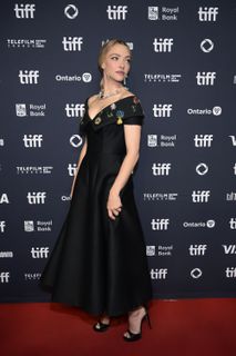 Amanda Seyfried feet photo thumbnail