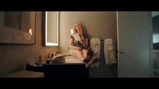 Amanda Seyfried feet photo thumbnail