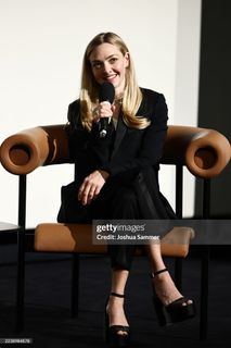 Amanda Seyfried feet photo thumbnail