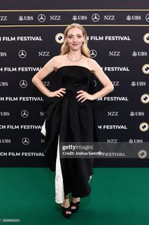 Amanda Seyfried feet photo thumbnail