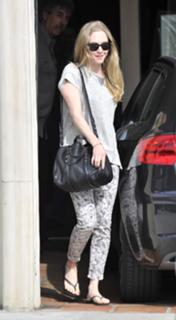 Amanda Seyfried feet photo thumbnail