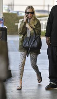 Amanda Seyfried feet photo thumbnail