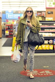 Amanda Seyfried feet photo thumbnail