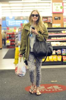 Amanda Seyfried feet photo thumbnail