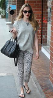 Amanda Seyfried feet photo thumbnail