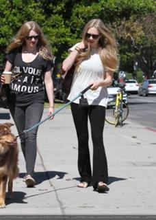 Amanda Seyfried feet photo thumbnail