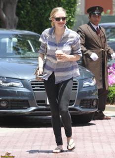 Amanda Seyfried feet photo thumbnail
