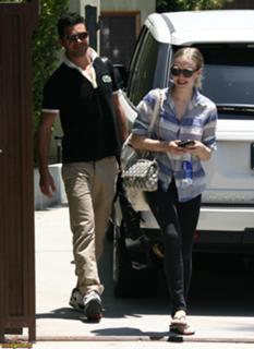 Amanda Seyfried feet photo thumbnail