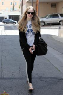 Amanda Seyfried feet photo thumbnail