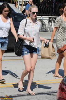 Amanda Seyfried feet photo thumbnail