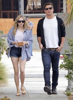 Amanda Seyfried feet photo thumbnail
