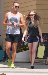 Amanda Seyfried feet photo thumbnail