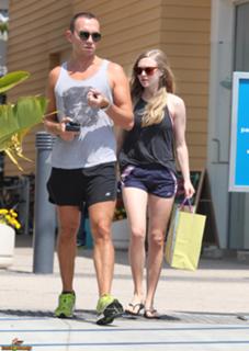 Amanda Seyfried feet photo thumbnail