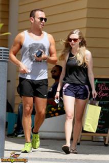 Amanda Seyfried feet photo thumbnail