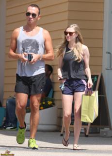 Amanda Seyfried feet photo thumbnail