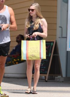 Amanda Seyfried feet photo thumbnail
