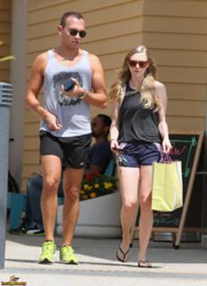 Amanda Seyfried feet photo thumbnail