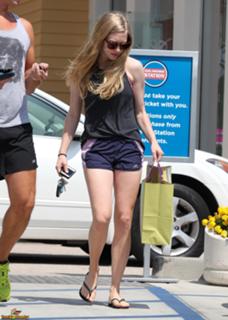 Amanda Seyfried feet photo thumbnail