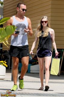 Amanda Seyfried feet photo thumbnail