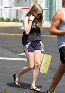 Amanda Seyfried feet photo thumbnail