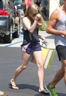 Amanda Seyfried feet photo thumbnail