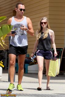 Amanda Seyfried feet photo thumbnail