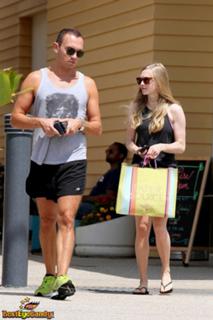 Amanda Seyfried feet photo thumbnail