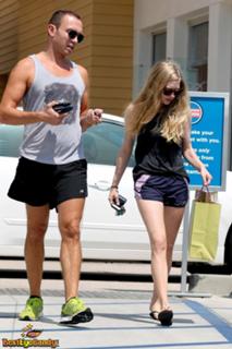 Amanda Seyfried feet photo thumbnail