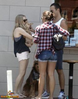 Amanda Seyfried feet photo thumbnail