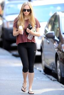 Amanda Seyfried feet photo thumbnail