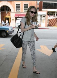 Amanda Seyfried feet photo thumbnail