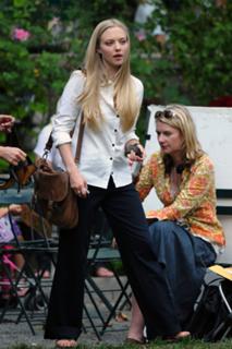 Amanda Seyfried feet photo thumbnail
