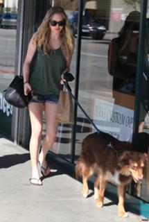 Amanda Seyfried feet photo thumbnail