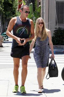 Amanda Seyfried feet photo thumbnail
