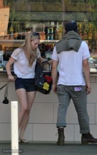 Amanda Seyfried feet photo thumbnail