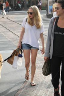 Amanda Seyfried feet photo thumbnail