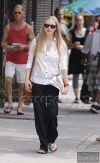Amanda Seyfried feet photo thumbnail
