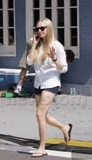 Amanda Seyfried feet photo thumbnail