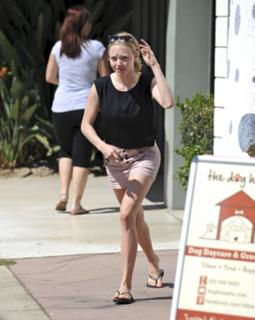 Amanda Seyfried feet photo thumbnail