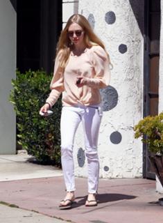 Amanda Seyfried feet photo thumbnail