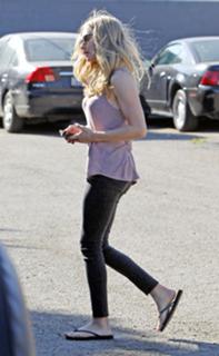 Amanda Seyfried feet photo thumbnail