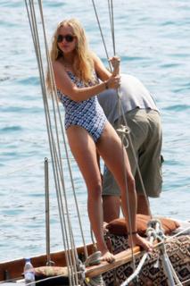 Amanda Seyfried feet photo thumbnail