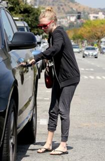 Amanda Seyfried feet photo thumbnail