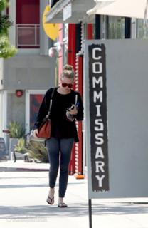 Amanda Seyfried feet photo thumbnail
