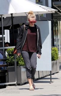 Amanda Seyfried feet photo thumbnail