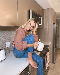 Amanda Stanton feet photo 9