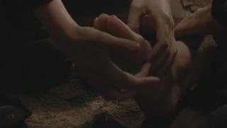 Amanda Tapping feet photo thumbnail